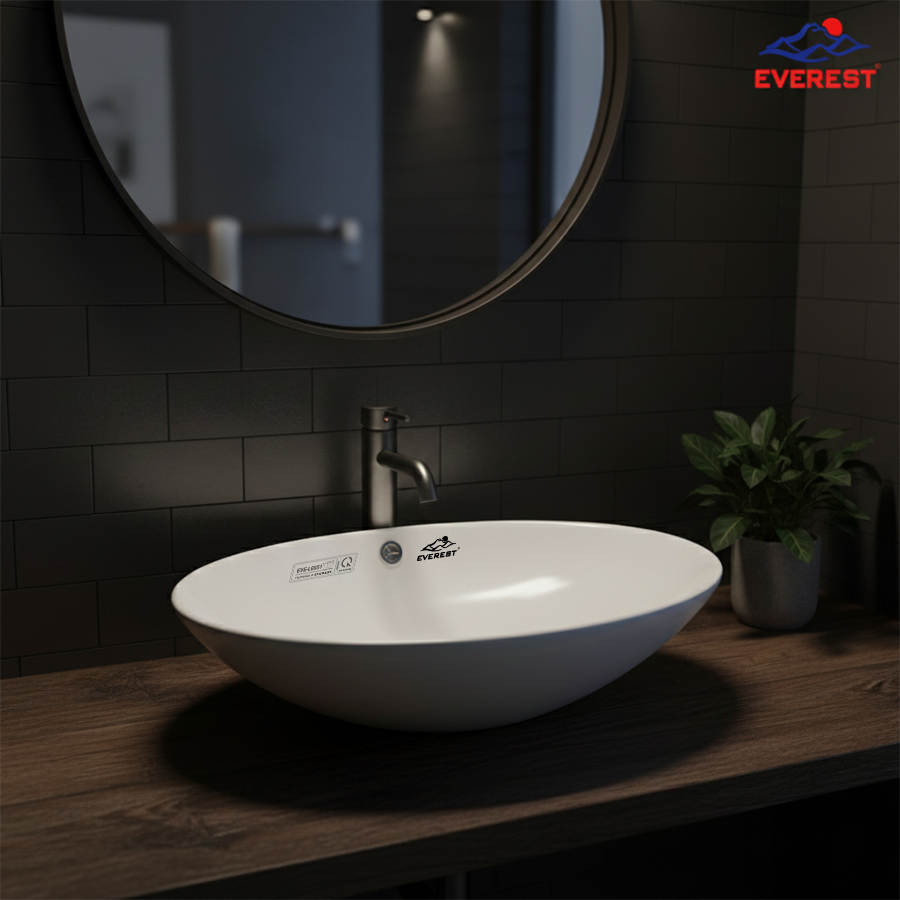 Lavabo đặt b&agrave;n Everest trong kh&ocirc;ng gian ph&ograve;ng tắm tối giản, t&ocirc;ng m&agrave;u đen sang trọng.